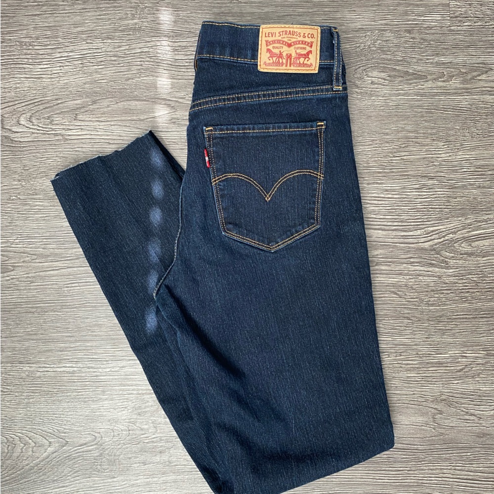 Dark wash Levi’s